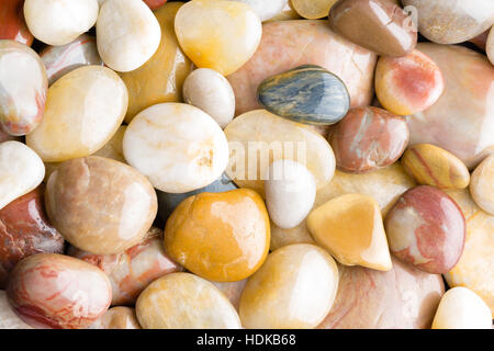 Vista ravvicinata di più colorato lucido pietre di fiume come sfondo Foto Stock