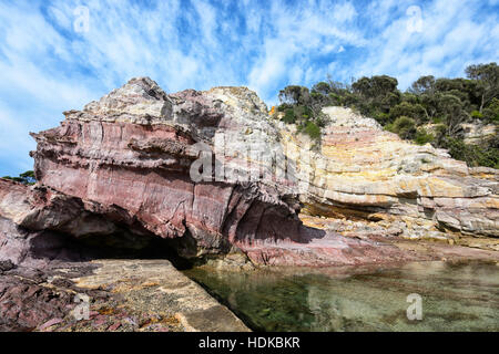 Eden Rock Pool, accanto al Paleozoico formazioni rocciose sedimentarie, parte dell'Narooma Accretionary Complex, South Coast, Nuovo Galles del Sud, NSW, Australia Foto Stock