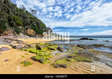 Vista panoramica della costa visto dalla roccia della zona Piscina Spiaggia Aslings, Eden, South Coast, Nuovo Galles del Sud, NSW, Australia Foto Stock
