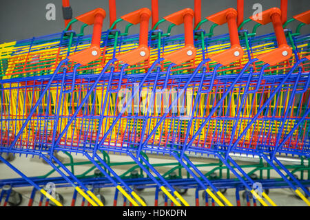 Molti negozi colorati carrelli di shopping insieme Foto Stock