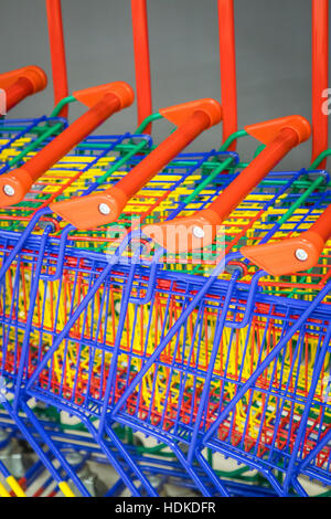 Molti negozi colorati carrelli di shopping insieme Foto Stock