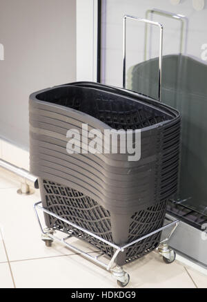 Molti nero cestini di shopping in un negozio Foto Stock