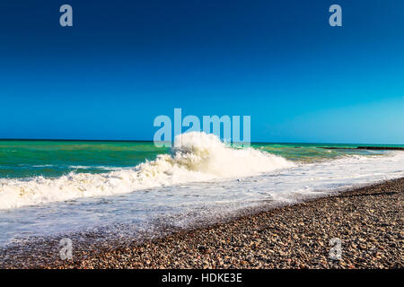 Onda sulla riva del mare. L'immagine orizzontale. Foto Stock