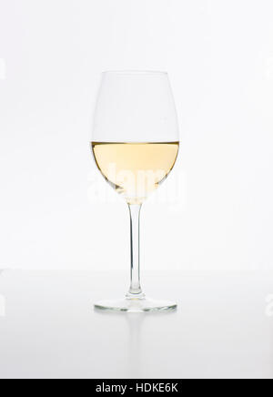 Vino bianco in vetro sul tavolo. Foto Stock