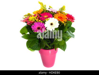 Bouquet con colorati gerbera in un vaso rosa isolato su bianco Foto Stock