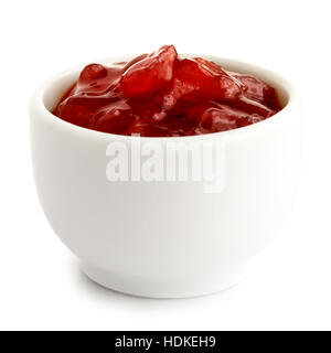 Cipolla rossa chutney in vaso in ceramica isolata su bianco. Foto Stock