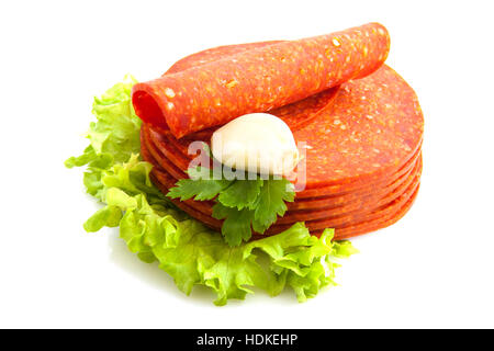 Pepe salame con insalata e aglio isolato su bianco Foto Stock