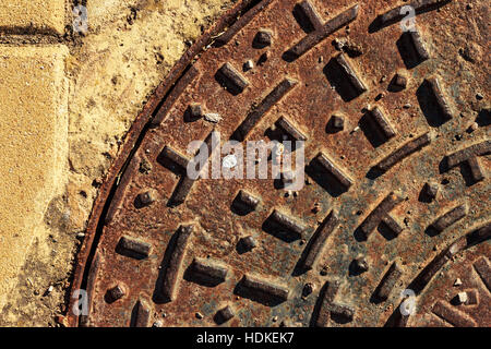 Parte di una fogna cap. L'immagine orizzontale. Foto Stock