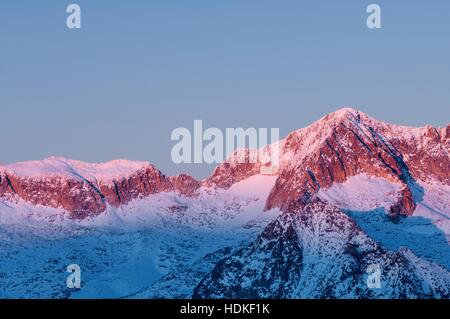 Tramonti sulle montagne nel picco di aneto, 3404 m., Posets Maladeta parco naturale, Huesca, Aragona, Pirenei, Spagna Foto Stock