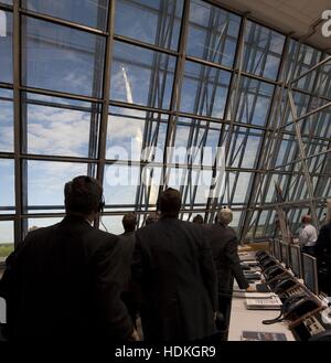 Missione NASA i responsabili a controllare il lancio della navetta spaziale Atlantis STS-129 Stazione Spaziale Internazionale missione lancio dal Kennedy Space Center camera di sparo 16 novembre 2009 nell'Isola Merritt, Florida. Foto Stock