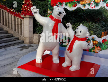 Orso polare le statue sulla strada a Natale Foto Stock