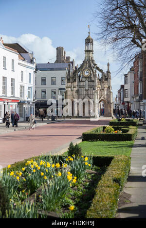 West Street, la zona pedonale e il mercato Chichester Croce, con molla narcisi. Chichester, West Sussex, Regno Unito Foto Stock