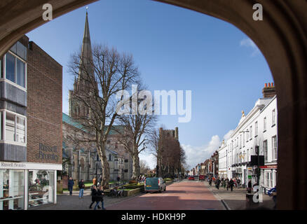 West Street, la zona pedonale e il mercato Chichester Croce, con molla narcisi. Chichester, West Sussex, Regno Unito Foto Stock