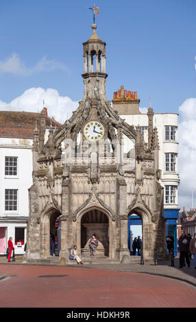 West Street, la zona pedonale e il mercato Chichester Croce, con molla narcisi. Chichester, West Sussex, Regno Unito Foto Stock