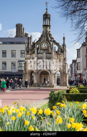 West Street, la zona pedonale e il mercato Chichester Croce, con molla narcisi. Chichester, West Sussex, Regno Unito Foto Stock