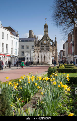 West Street, la zona pedonale e il mercato Chichester Croce, con molla narcisi. Chichester, West Sussex, Regno Unito Foto Stock