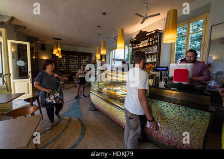 Café Undici (Café Eleven) in Piazza Antelminelli, Lucca, Toscana, Italia Foto Stock