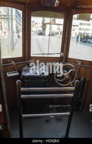 Cabina del conducente di un'annata tram elettrico sul numero 18 e 22 percorso da Batalha per Carmo, Porto (Oporto, Portogallo Foto Stock