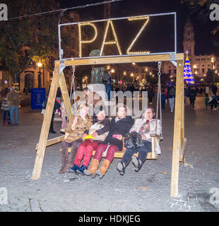 Albero di natale e le luci, le donne fotografate su accesa swing, Avenida dos Aliados e Praça da Liberdade, Porto, Portogallo Foto Stock