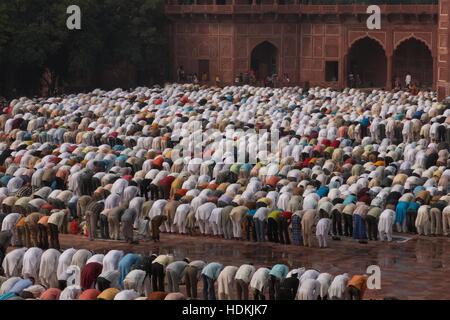 Migliaia di persone si riuniscono di fronte alla moschea al Taj Mahal per celebrare la festa musulmana di Eid-ul Fitr. Foto Stock