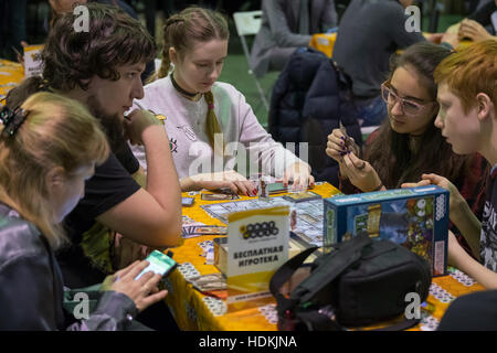 Persone giocare gioco da tavolo presso il festival Gamefilmexpo Foto Stock