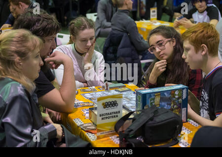 Persone giocare gioco da tavolo presso il festival Gamefilmexpo Foto Stock