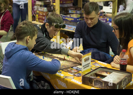 Persone giocare gioco da tavolo presso il festival Gamefilmexpo Foto Stock