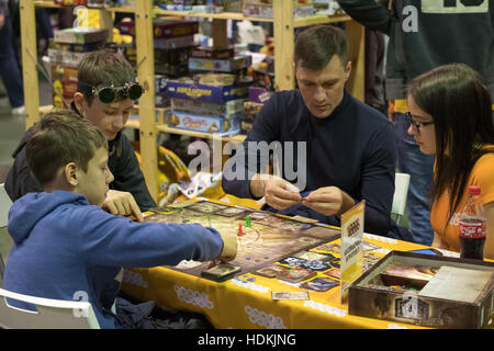 Persone giocare gioco da tavolo presso il festival Gamefilmexpo Foto Stock