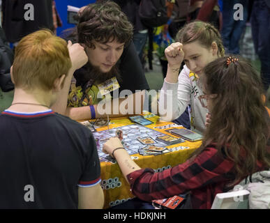 Persone giocare gioco da tavolo presso il festival Gamefilmexpo Foto Stock