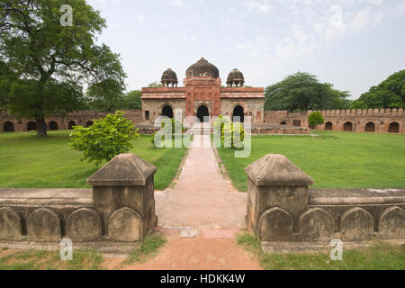 Moschea a Isa Khan's tomba. Stile islamico edificio adagiato in giardini paesaggistici. La Tomba di Humayun complessa, Delhi, India Foto Stock