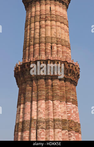 Dettaglio dei lavori ornamentali in pietra sulla antica vittoria islamica tower, Qutb Minar a Delhi, India. Foto Stock