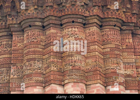 Dettaglio dei lavori ornamentali in pietra sulla antica vittoria islamica tower, Qutb Minar a Delhi, India. Foto Stock