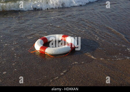 Rosso e bianco ruota di soccorso su un sfondo di mare Foto Stock