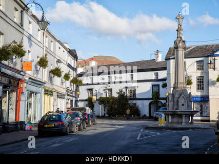 Vista prenatalizio della piazza cittadina di Crickhowell in Brecon Becons Galles del Sud con la Table Mountain che si eleva al di sopra del Bear Hotel Foto Stock