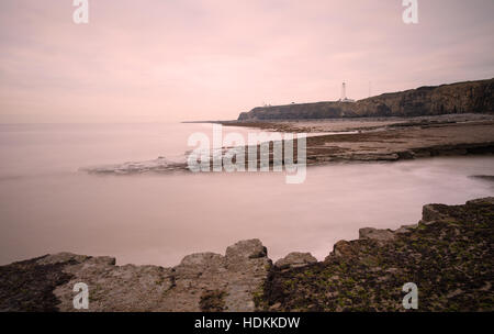 Faro e scogliere a Nash punto sulla Glamorgan Heritage Coast al crepuscolo Foto Stock