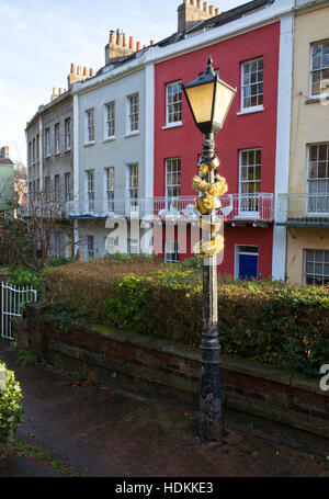 Lampione decorato per il Natale con cinque anelli d'oro presso il poligono di una piccola mezzaluna di case in stile georgiano in Hotwells Bristol Foto Stock