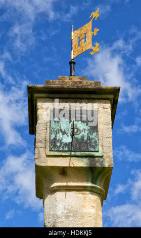 Meridiana ornata al centro del villaggio verde a Blaise borgo progettato da John Nash per il castello di Blaise a Bristol REGNO UNITO Foto Stock