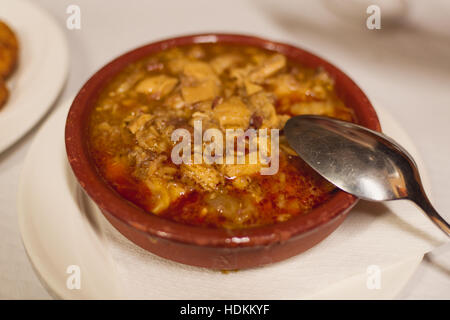 Callos, cibo tipico spagnolo in pentola di creta Foto Stock