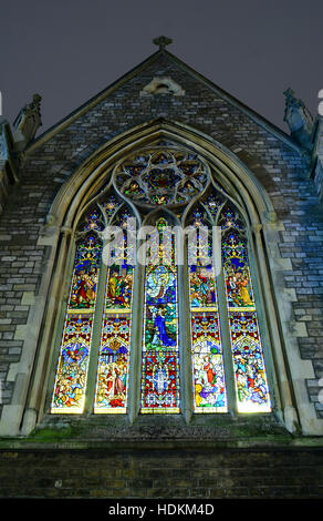 La finestra di vetro colorato presso il Newport Minster chiesa di St Thomas Square, Isola di Wight. Foto Stock