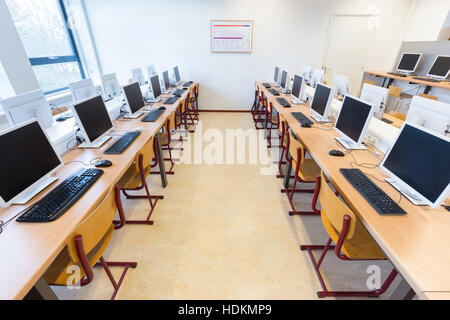 I computer desktop nel computer lab di alta scuola Foto Stock