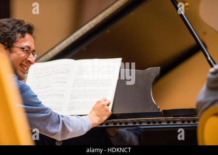 Tom Poster (pianoforte) le prove per un concerto serale presso MusicFest Aberystwyth , Wales UKL - Luglio 2016 Foto Stock