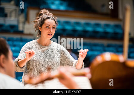 Gabriella Teychenne, musicista, prendendo parte a una conduzione di masterclass presso MusicFest Aberystwyth , Wales UK, 2016 Foto Stock