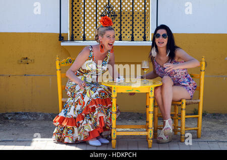 Cordobese giovani donne che condividono uno scherzo a Feria de Cordoba, 2016 Foto Stock