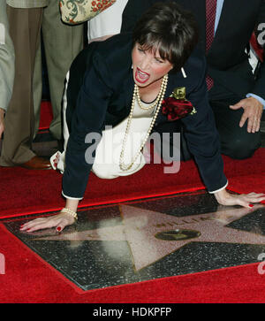 Cindy Williams reagisce a vedere la sua stella sulla Walk of Fame nel corso di una cerimonia che si terrà a Los Angeles il 12 agosto 2004. Il Marshall del penny e Williams dalla serie televisiva "Laverne e Shirley', sono i 2,258th e 2,259th stelle sulla Hollywood Walk of Fame. Foto di Francesco Specker Foto Stock