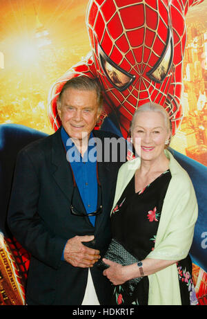 Attori Cliff Robertson e Rosemary Harris al premiere per la Columbia Pictures Film 'uomo ragno 2' al Mann Village Theatre di Westwood sezione di Los Angeles, la California il 22 giugno 2004. Photo credit: Francesco Specker Foto Stock