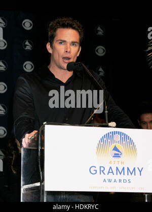 Siinger Mark McGrath all'annuncio delle candidature per la 47th Annual Grammy Awards a Los Angeles il 7 dicembre, 2004. Foto di Francesco Specker Foto Stock