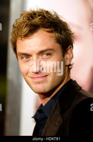 L'attore Jude Law arriva alla prima del film, 'Closer' al teatro Mann Village nella sezione Westwood di Los Angeles, California, lunedì 22 novembre 2004. Photo credit: Francis Specker Foto Stock