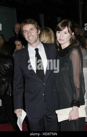 Gli attori Alessandro Nivola e sua moglie, Emily Mortimer al premiere per 'al di là del mare" il 4 novembre 2004 a Los Angeles, California. Photo credit: Francesco Specker Foto Stock