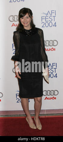 British attrice Emily Mortimer al premiere per 'al di là del mare" il 4 novembre 2004 a Los Angeles, California. Photo credit: Francesco Specker Foto Stock