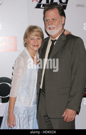 L'attrice Helen Mirren, con suo marito, Taylor Hackford, si pone per i fotografi prima di un concerto che rende omaggio al musicista Ray Charles al Centro Staples di Los Angeles, l'8 ottobre 2004. Foto di Francis Specker Foto Stock